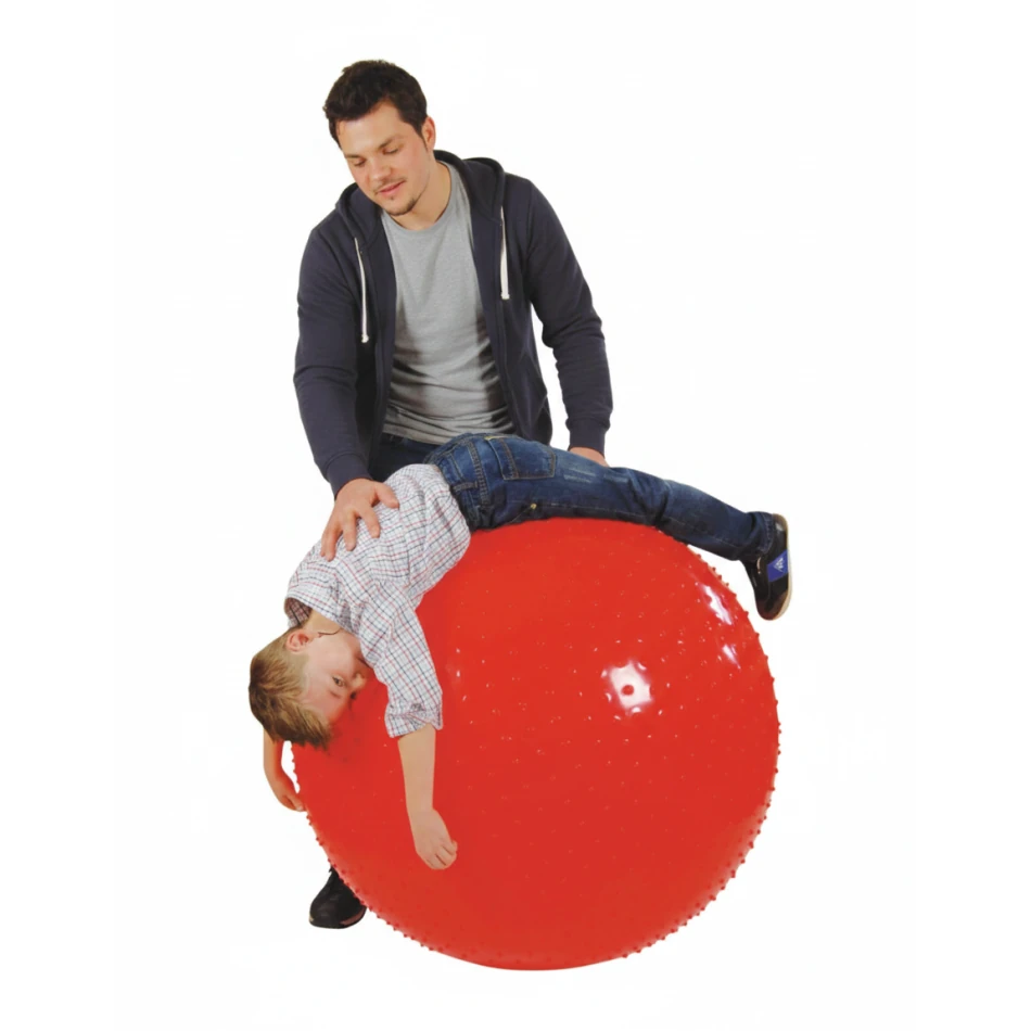 mężczyzna ćwiczący z dzieckiem piłką Therasensory