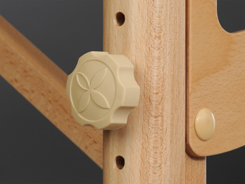 Wygodna gumowa nakrętka regulacyjna sygnowana logiem Habys, z dodatkową warstwą filcu chroniącą elementy drewniane