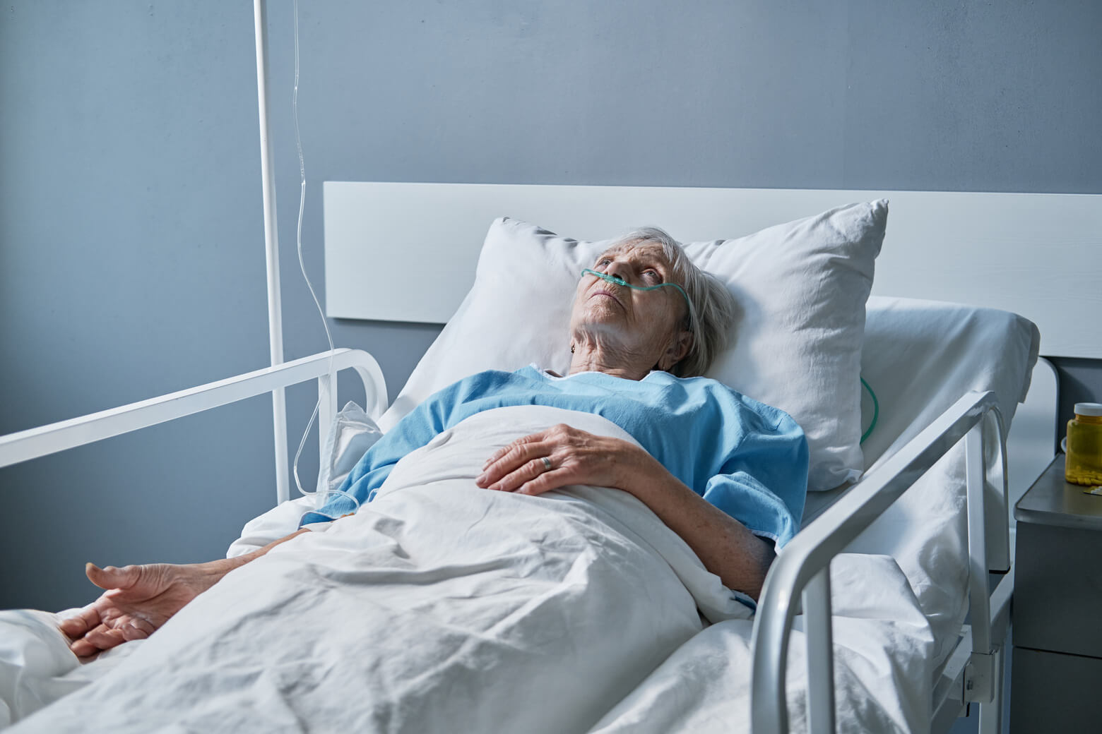 Starsza kobieta leżąca w szpitalu