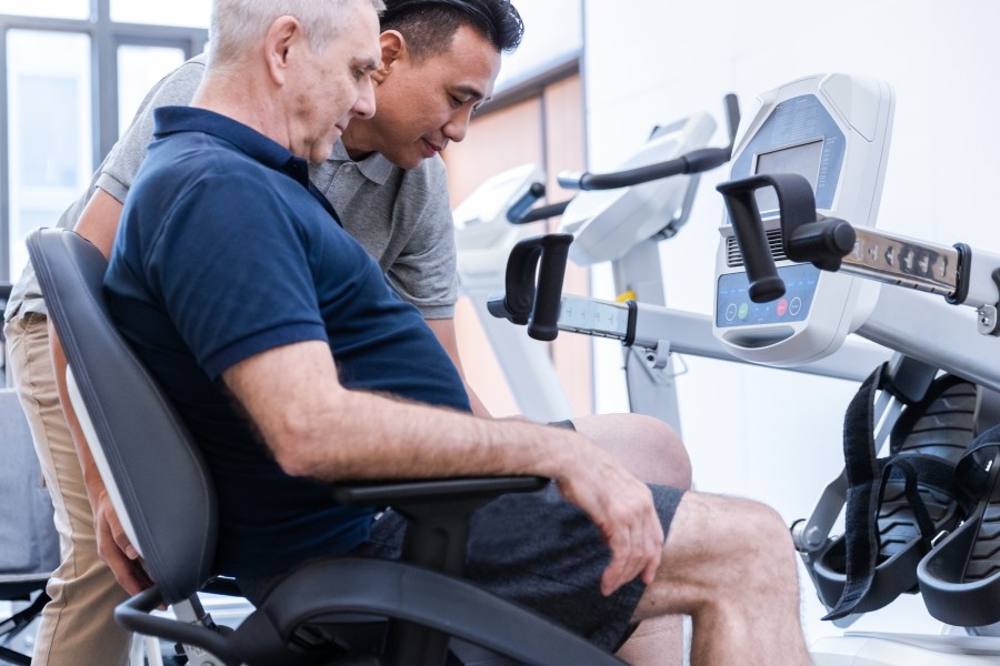 mężczyzna ćwiczący na Dyaco 7.5S