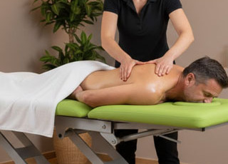 Masaż tkanek głębokich - kiedy potrzebny jest stabilny stół?