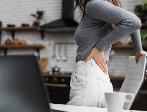 Przeciążenie kręgosłupa – przyczyny bólu kręgosłupa, objawy i leczenie 